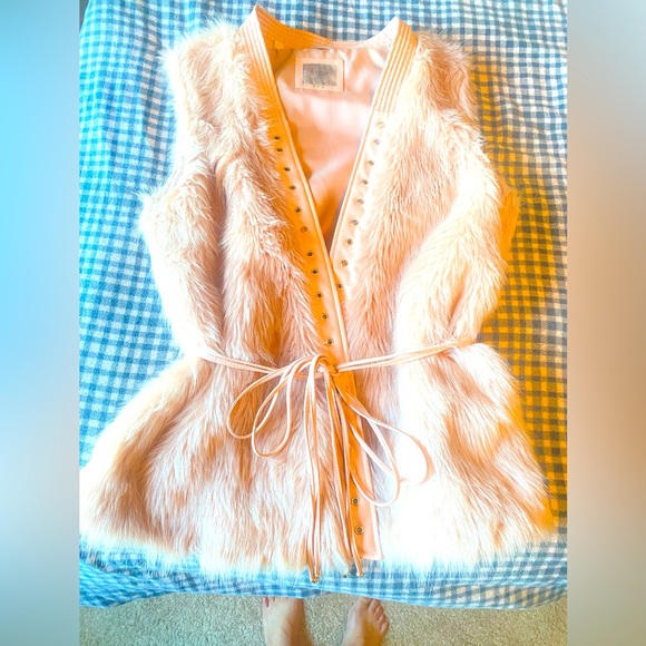 Guess Faux fur vest with leather details. - Picture 1 of 2